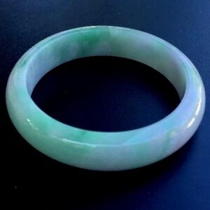 VINTAGE 14mm WIDE CELADON GREEN JADE JADEITE GEMSTONE CARVED 6" BANGLE BRACELET